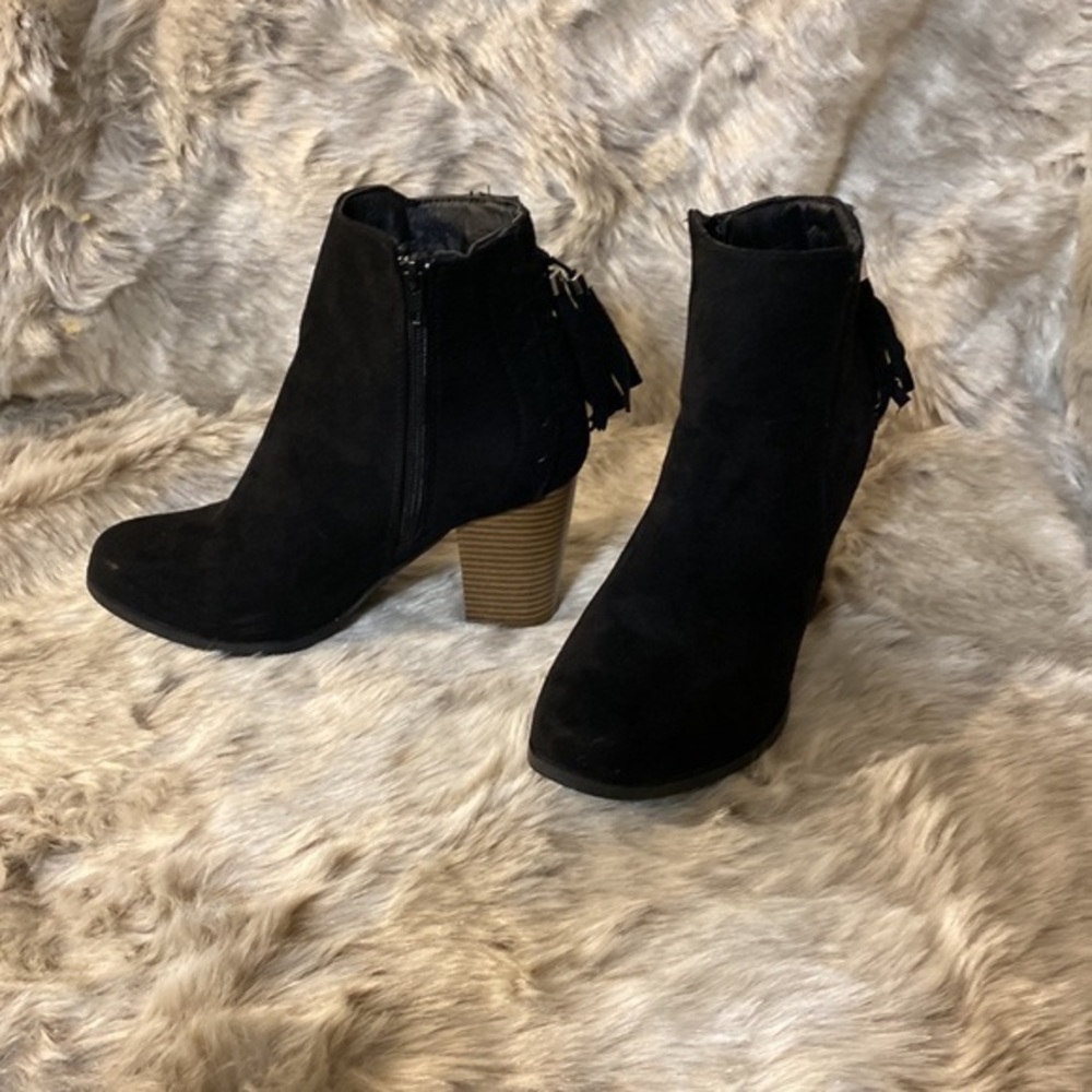 New black‎ boots  size 7. Zips down side.